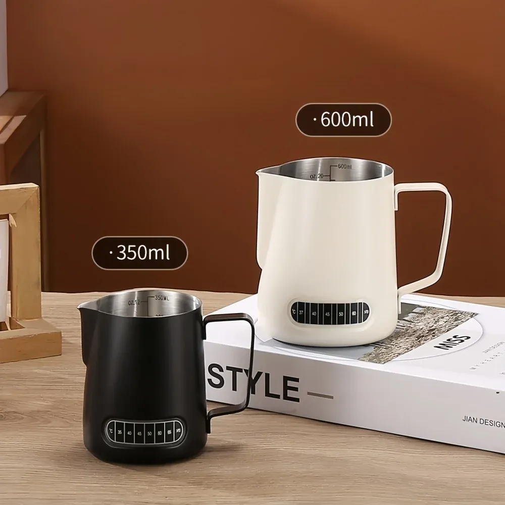 Pichet à mousse dans un contexte de préparation de café