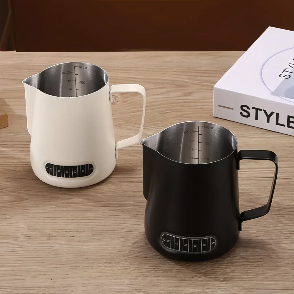 Pichet à mousse et accessoires de barista