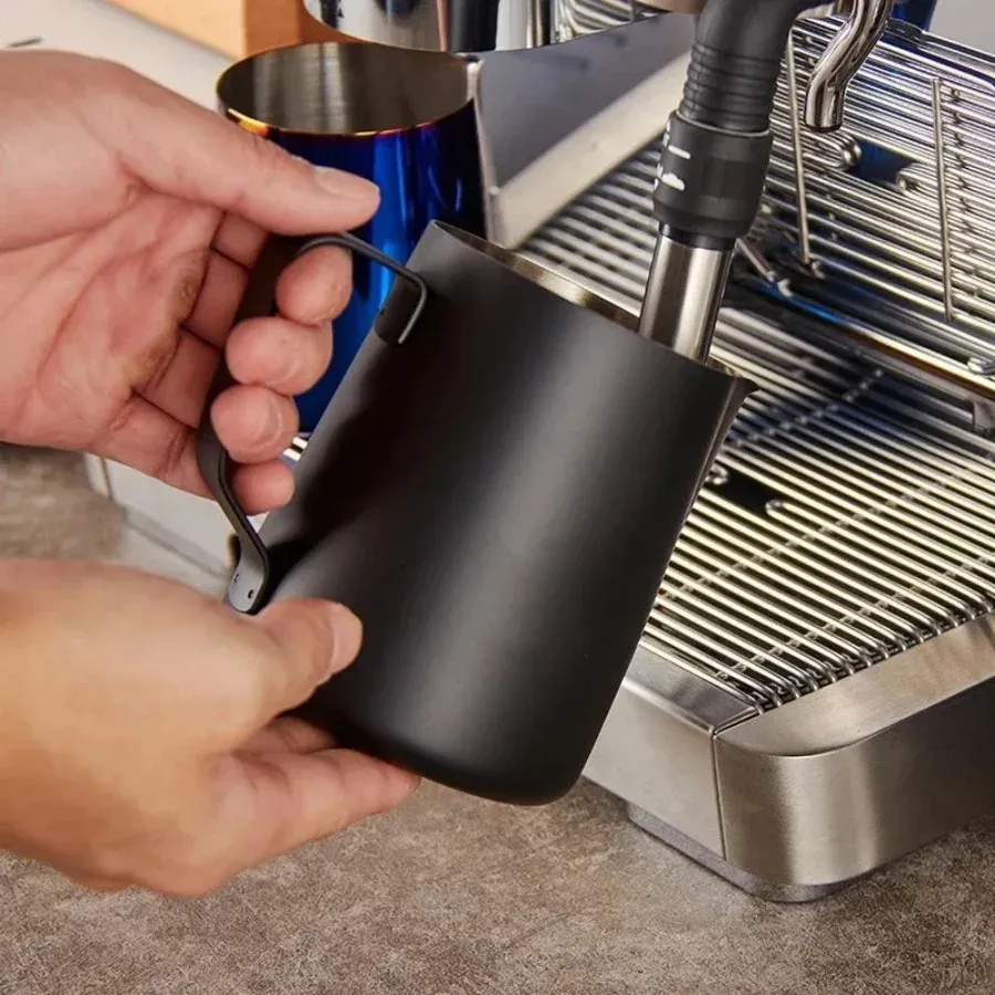 Pichet à mousse dans un espace de cuisine
