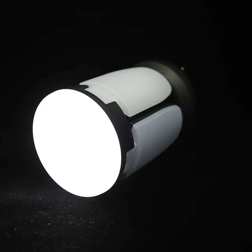 Lanterne LED pliable en ambiance nocturne