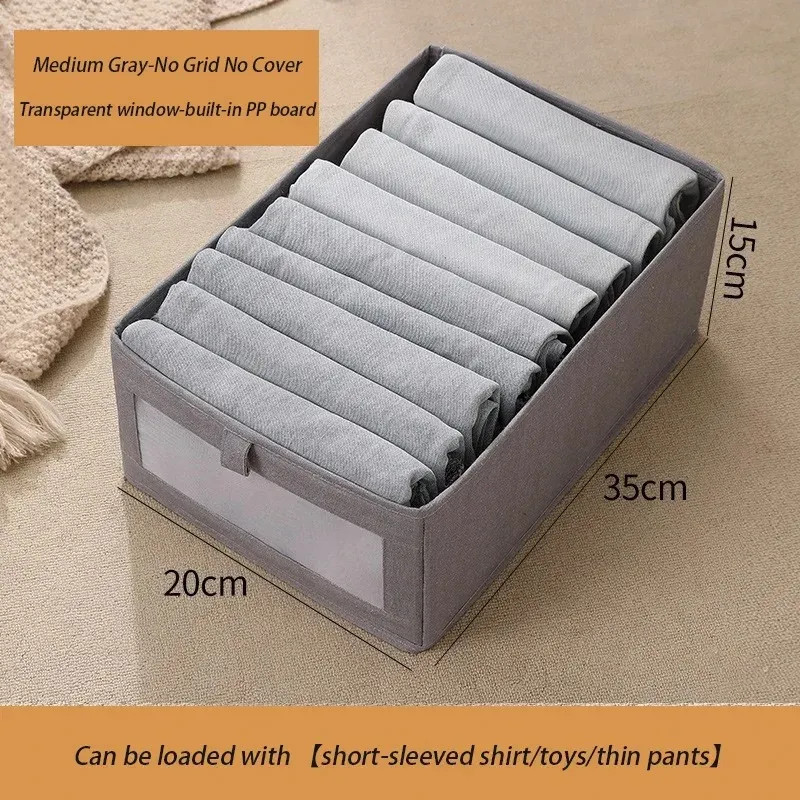 Rangement de vêtements dans une chambre à coucher