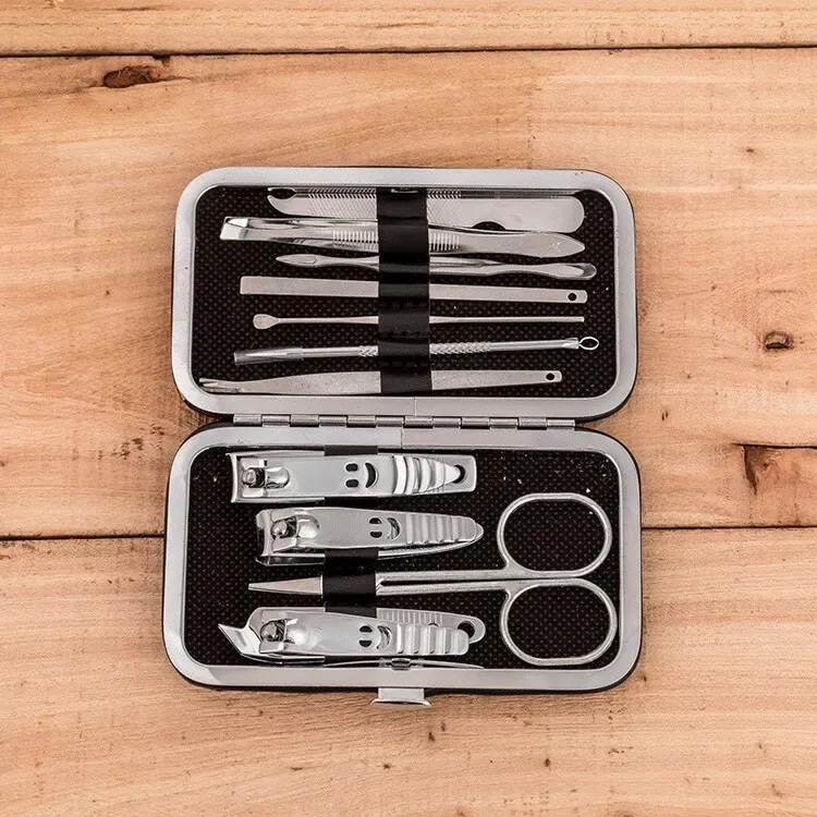 Coupe-ongles et ciseaux à ongles en gros plan