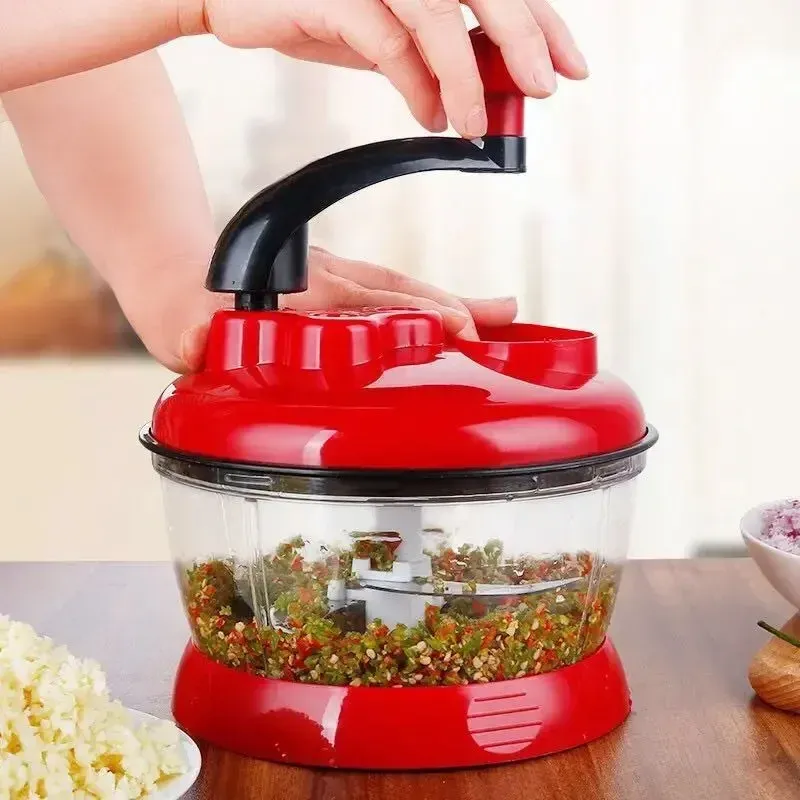 Hachoir à ail multifonctionnel en situation de cuisine