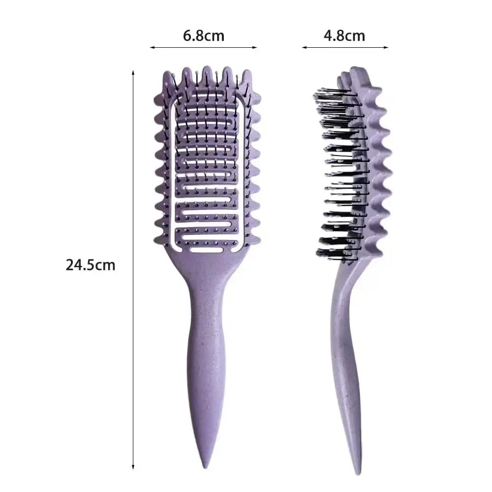 Brosse à cheveux bouclés en situation