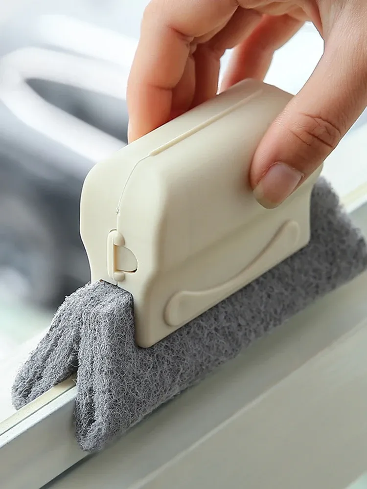Nettoyage d'un rail de porte de douche avec la brosse Magic Window