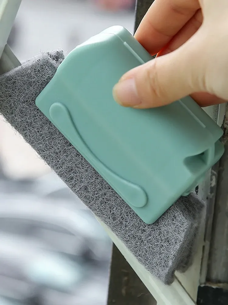Nettoyage d'un interrupteur avec la brosse Magic Window
