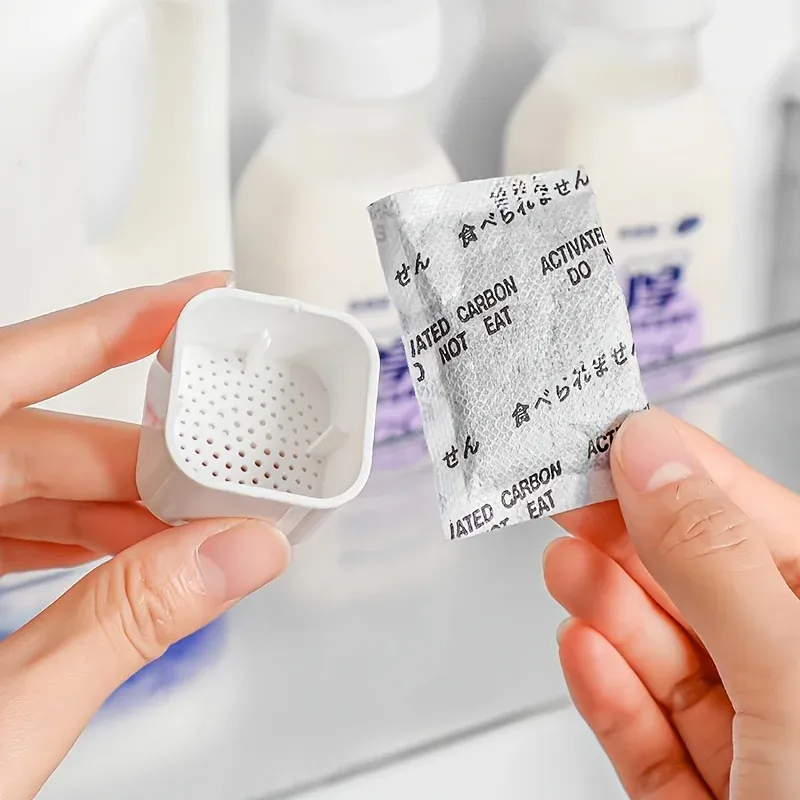 Sachets désodorisants disposés dans un réfrigérateur