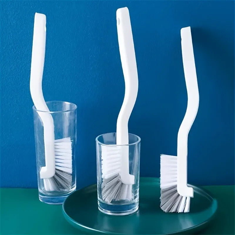 Brosse de nettoyage en situation d'utilisation dans l'évier