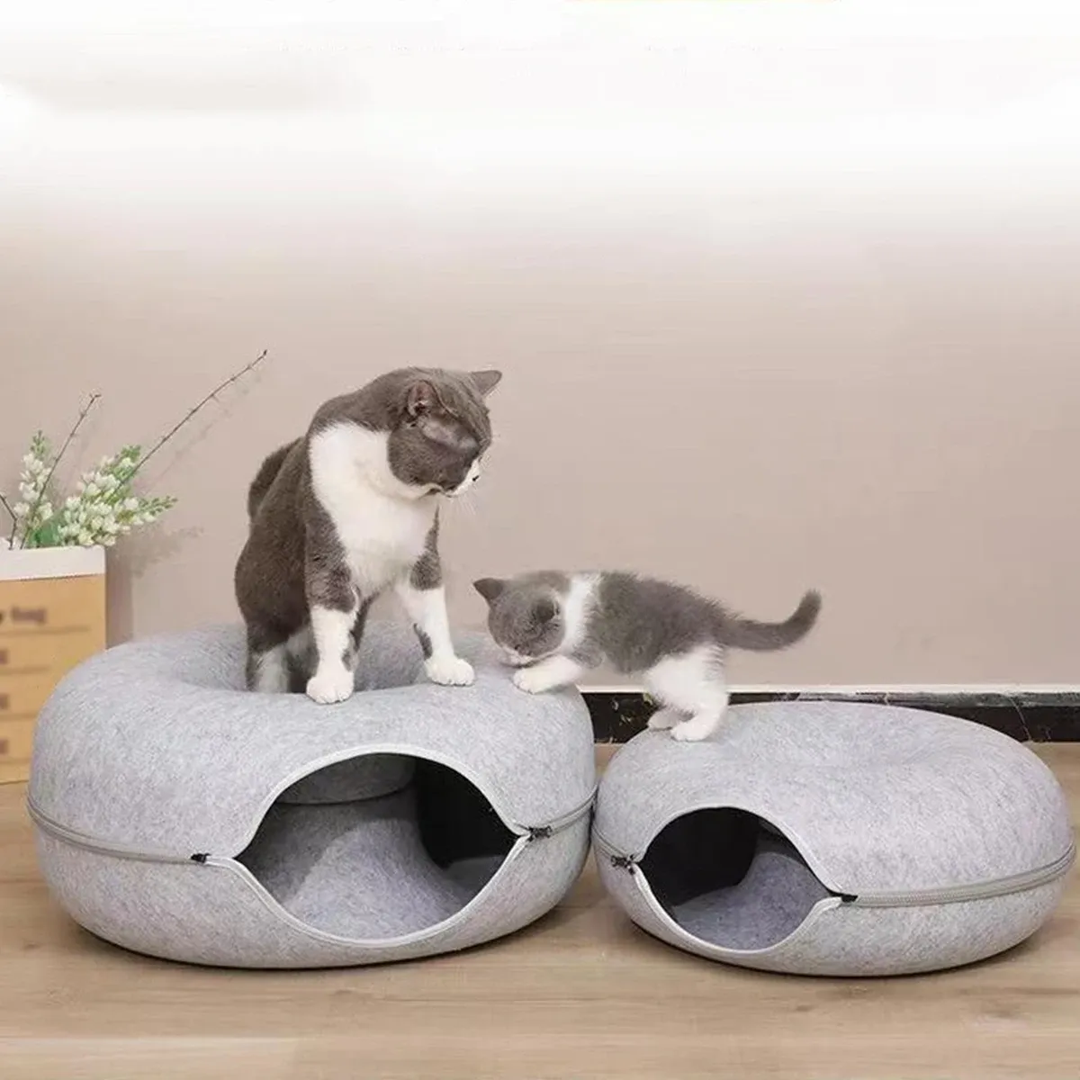 Nid tunnel en feutre pour chat, intégration au salon