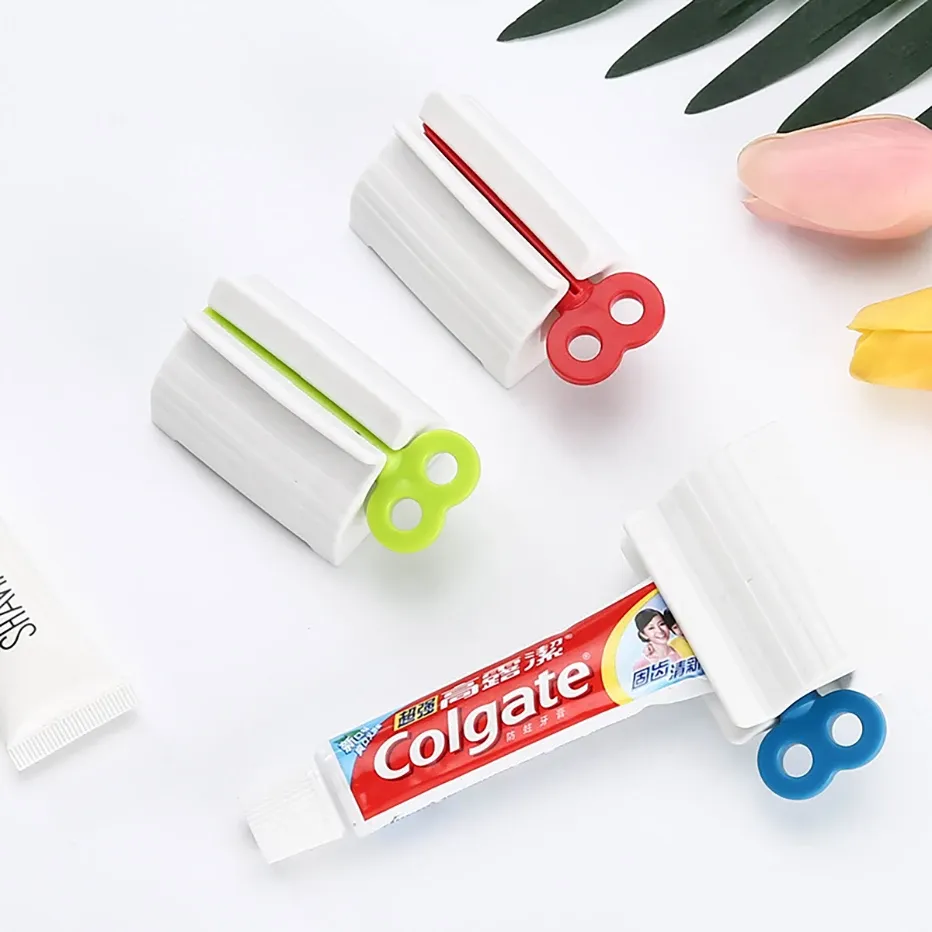 Presse-dentifrice dans un environnement de salle de bain