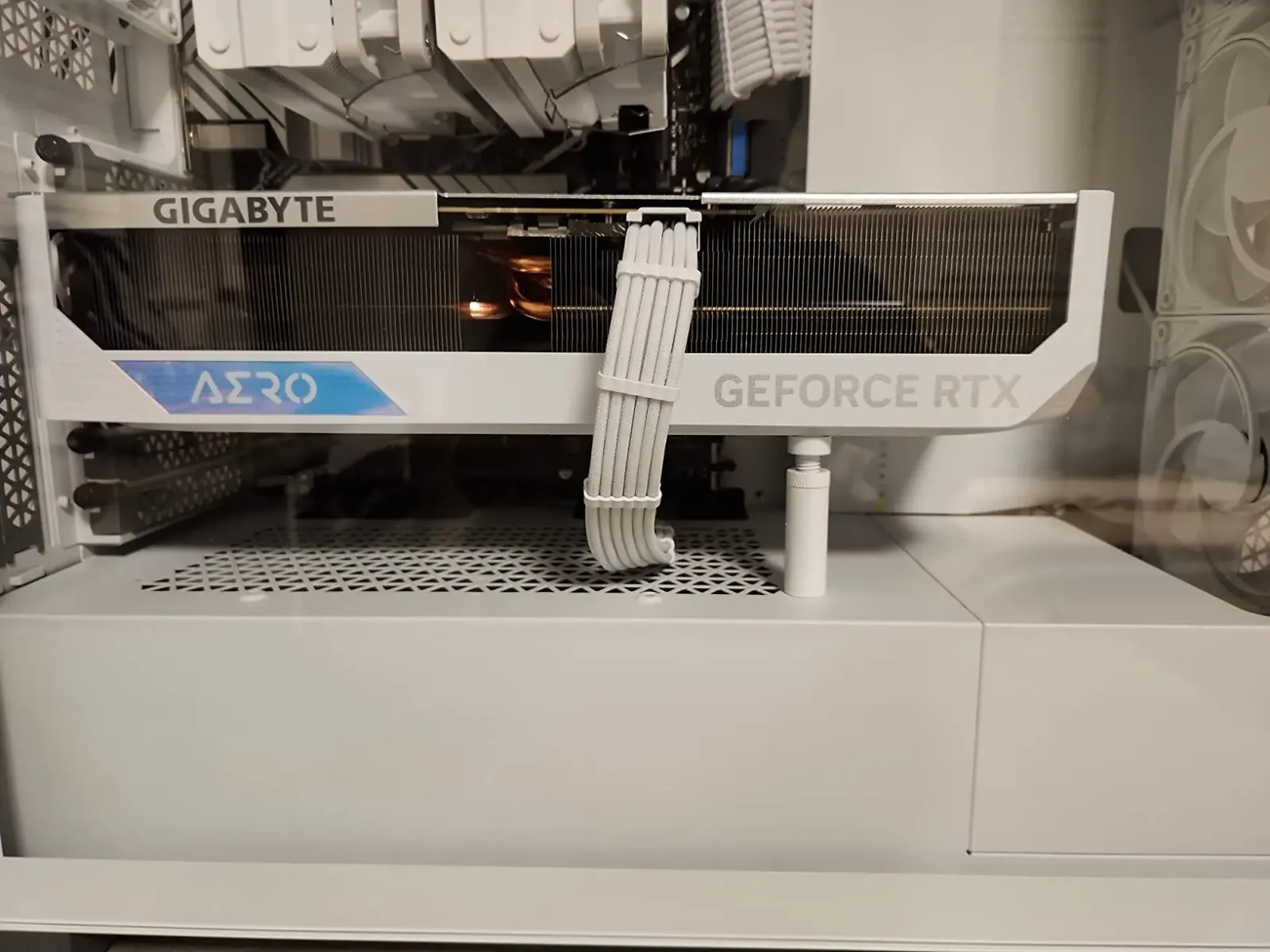 Support GPU blanc en aluminium, ambiance setup