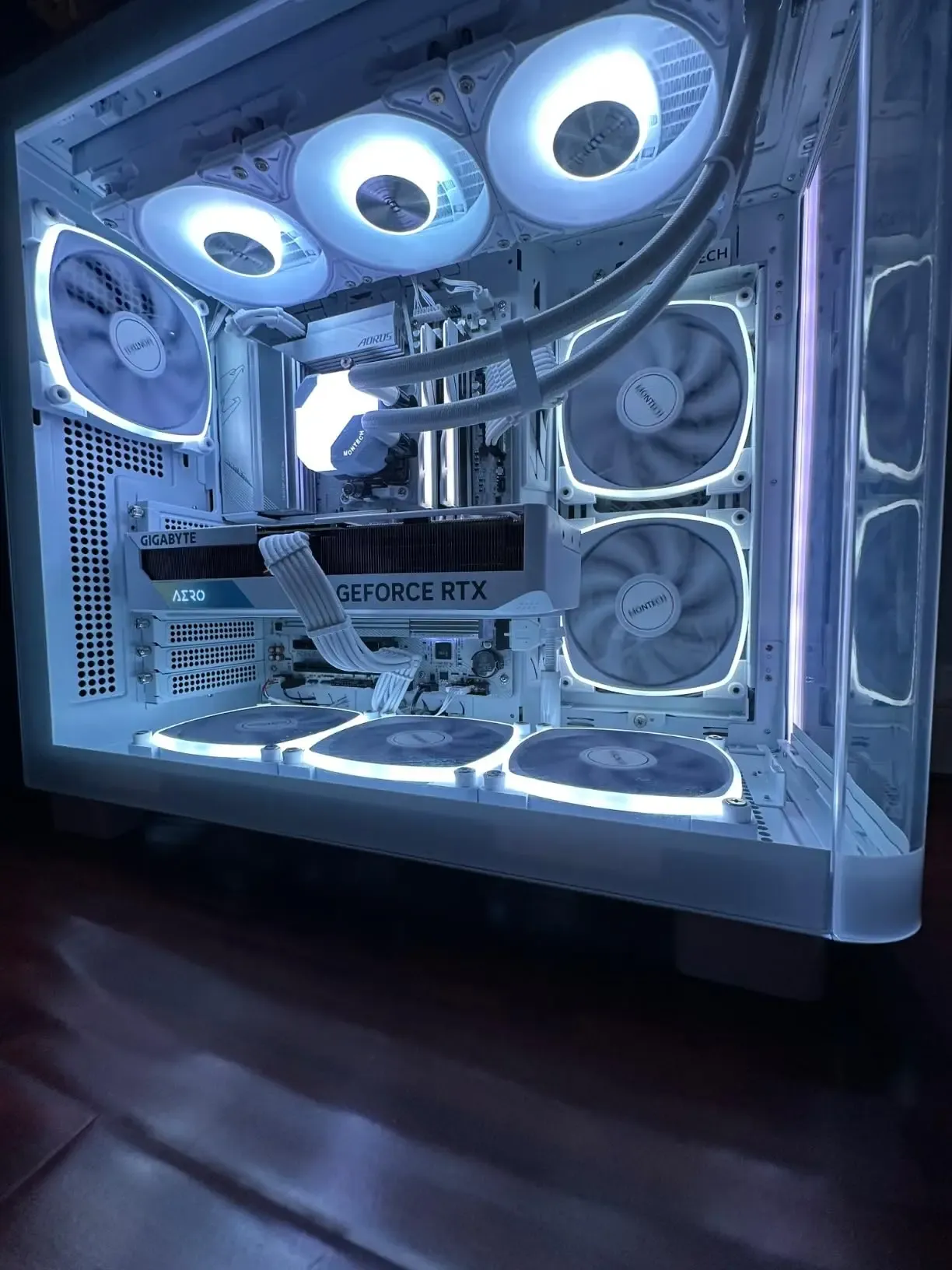 Support GPU blanc en aluminium, détail du support