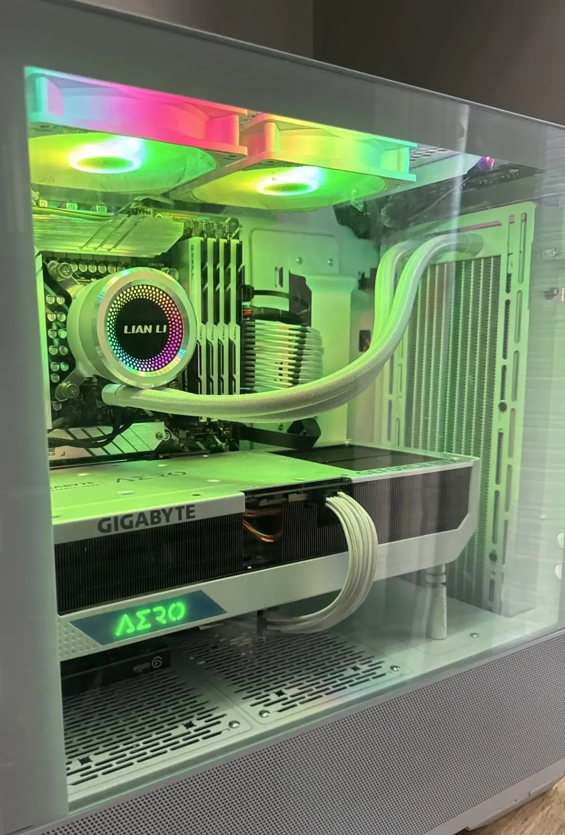 Support GPU blanc en aluminium, détail de finition
