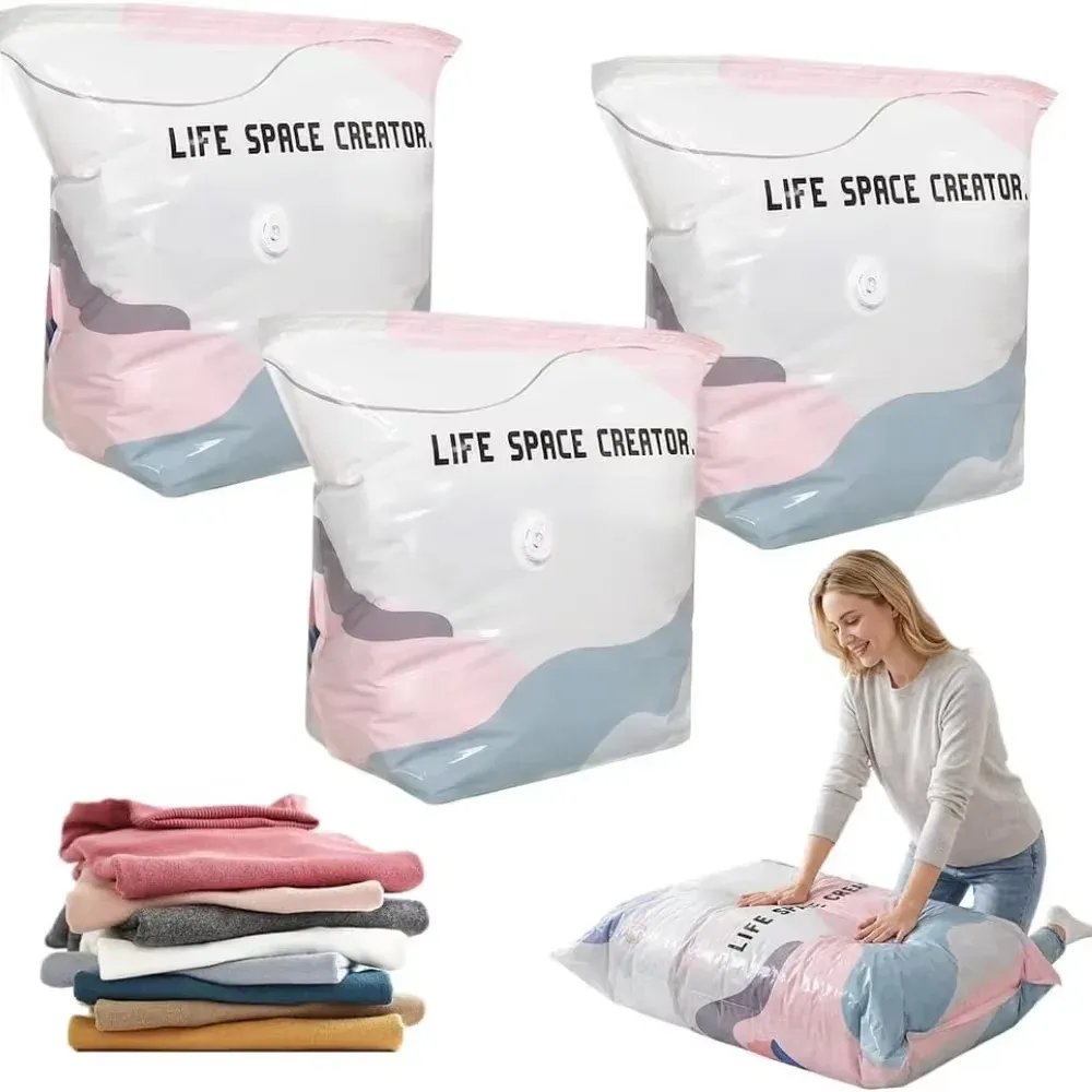Sacs de rangement sous vide 3D présentés avec des vêtements