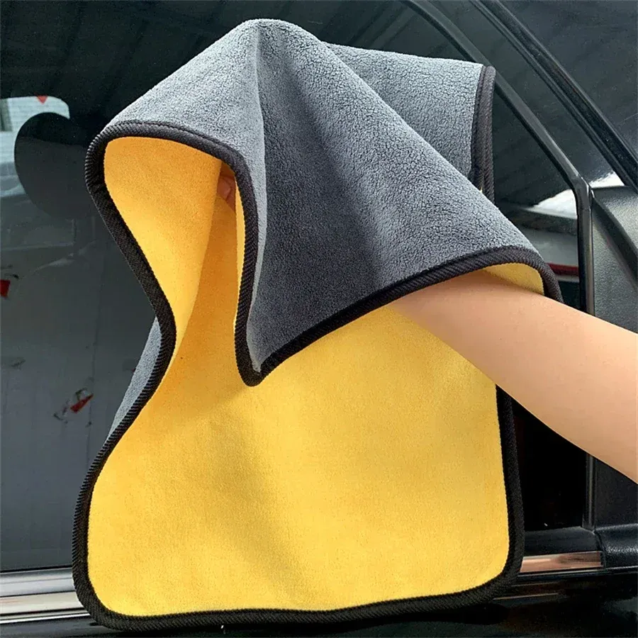 Essuyage de surfaces avec la serviette microfibre