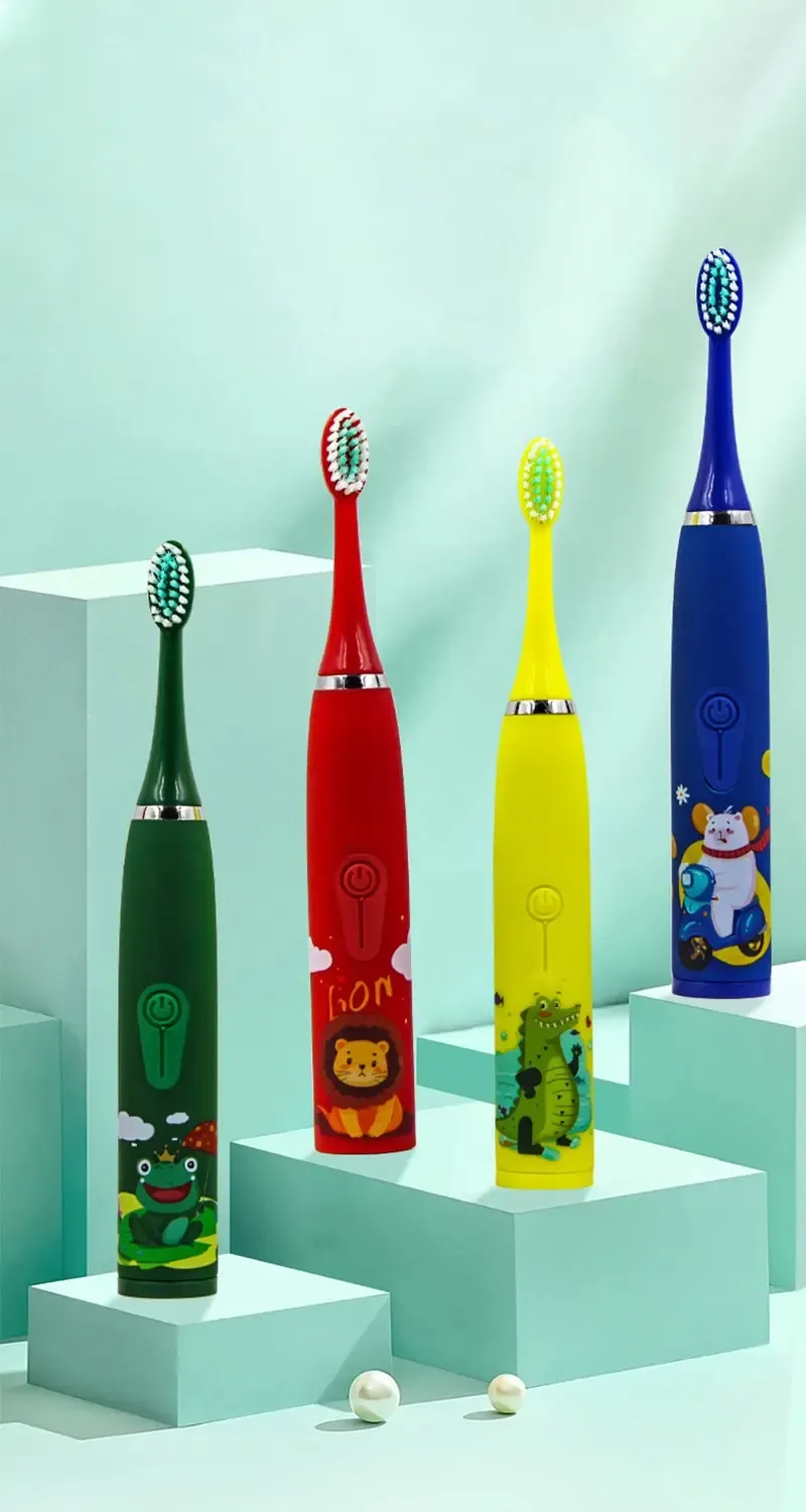 Brosse à dents électrique enfant présentée avec ses accessoires