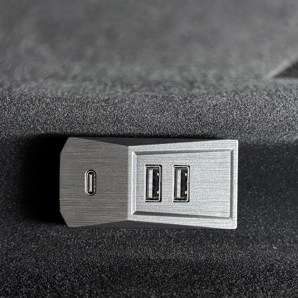 Hub USB pour boîte à gants Tesla vue d'ensemble