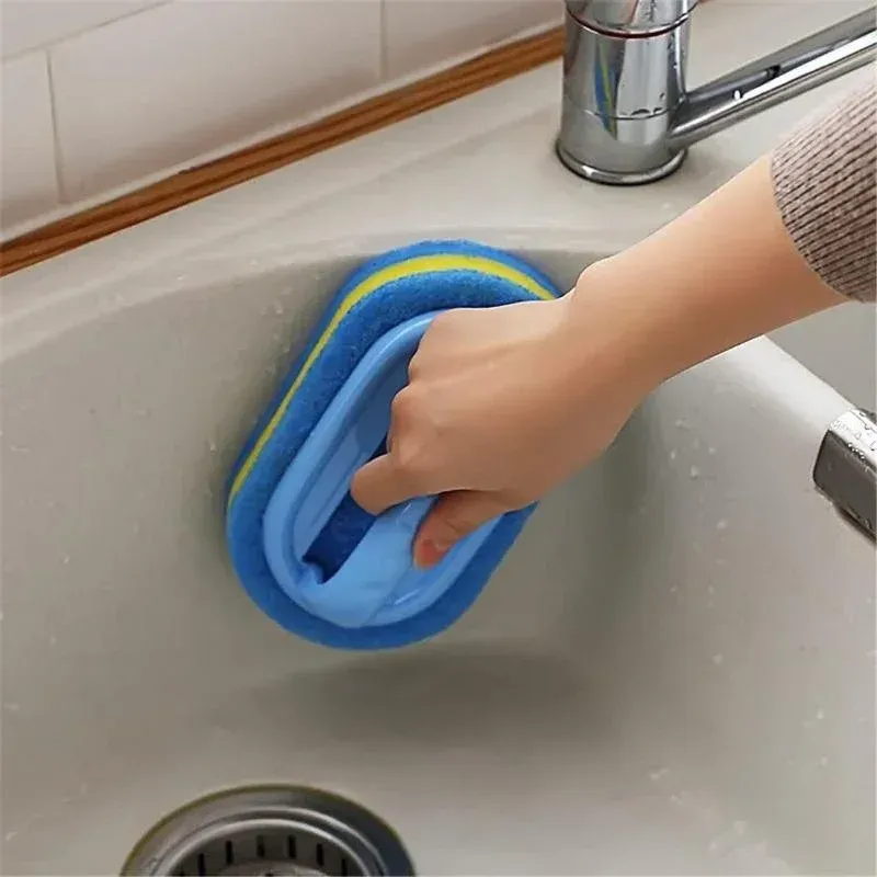 Brosse de nettoyage en éponge utilisée dans la baignoire