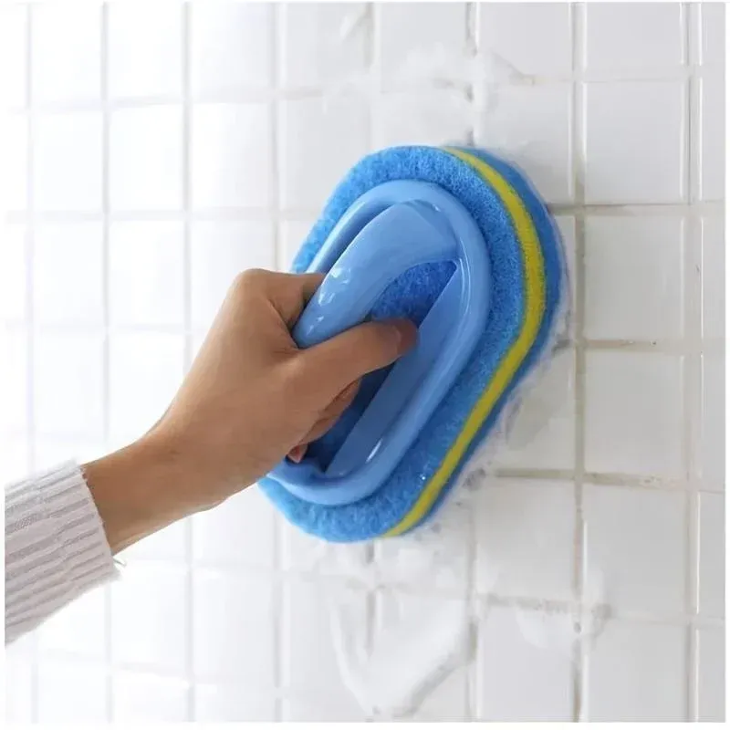 Brosse de nettoyage en éponge utilisée sur carrelage