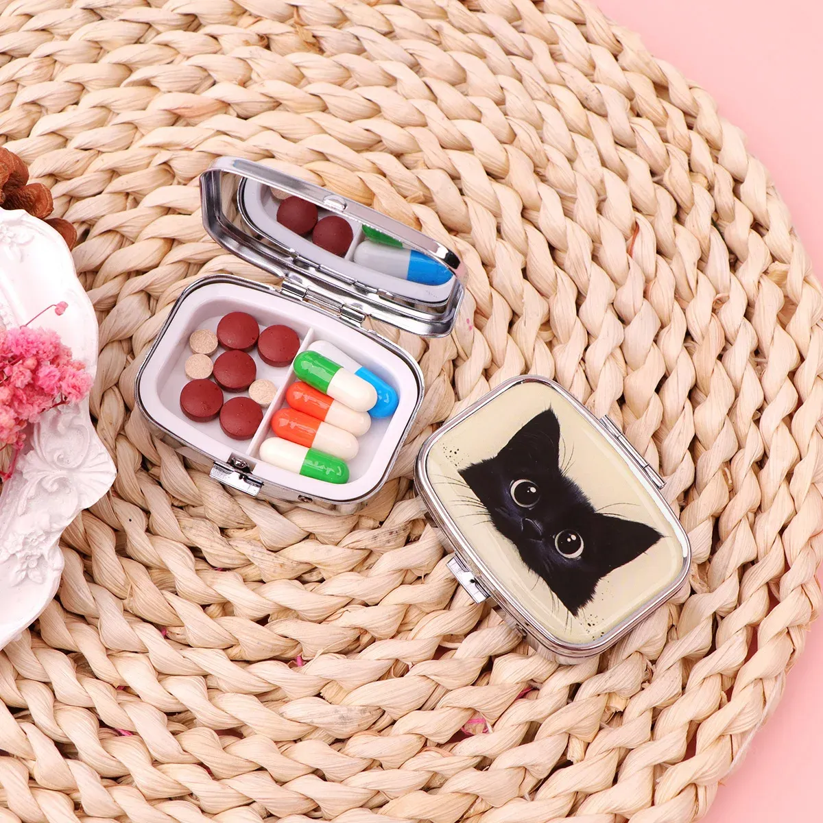 Boîte à pilules chat noir, petit pilulier scellé à motif chat de dessin animé, boîte à bijoux de voyage portable, mini organisateur, étui de rangement pour médicaments 4