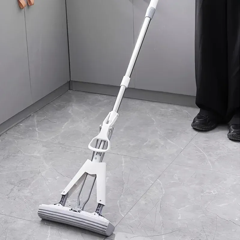 Tête de vadrouille en éponge dans un intérieur moderne