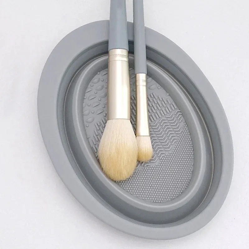 Pinceaux de maquillage propres après nettoyage