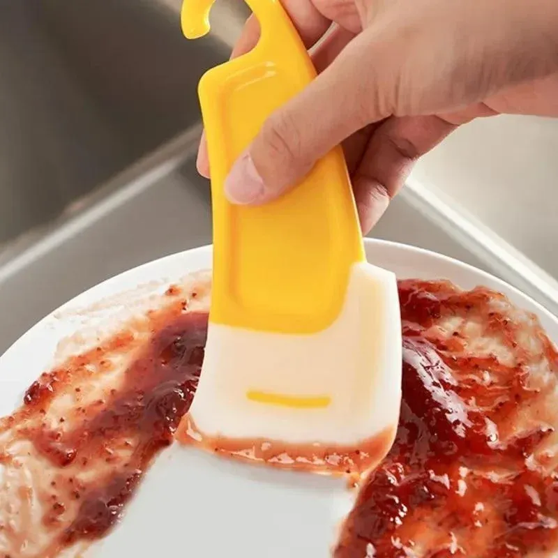Spatule grattoir en situation dans la cuisine