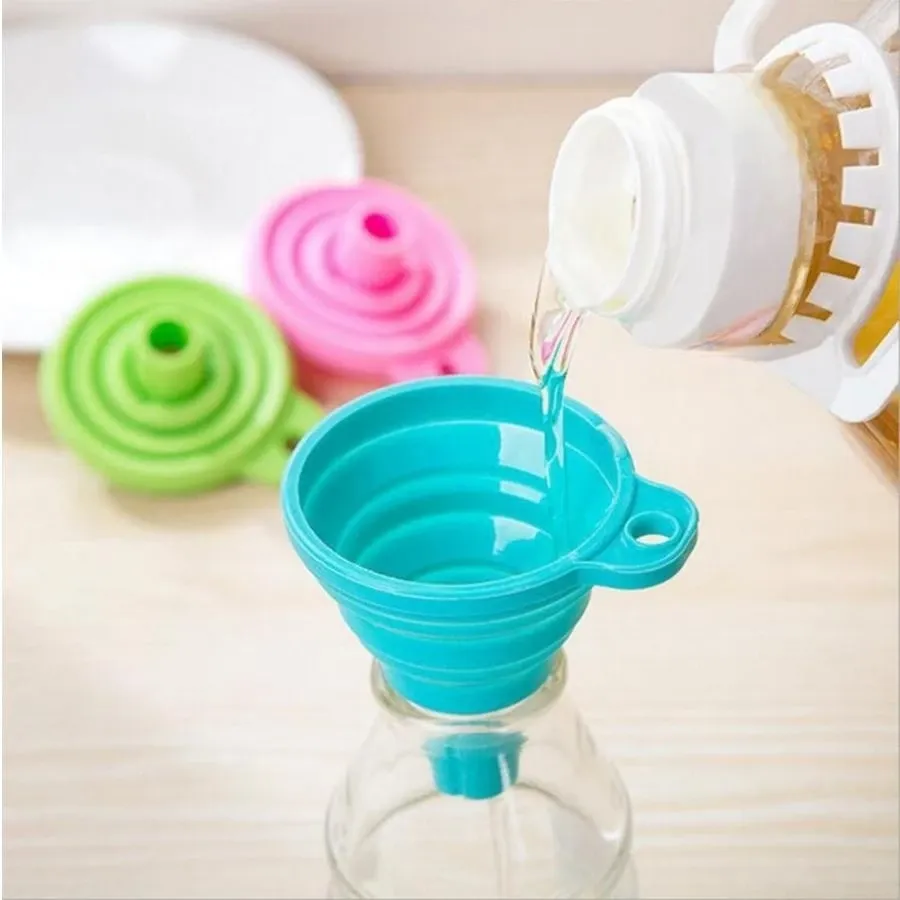 Utilisation des entonnoirs pour remplir une bouteille
