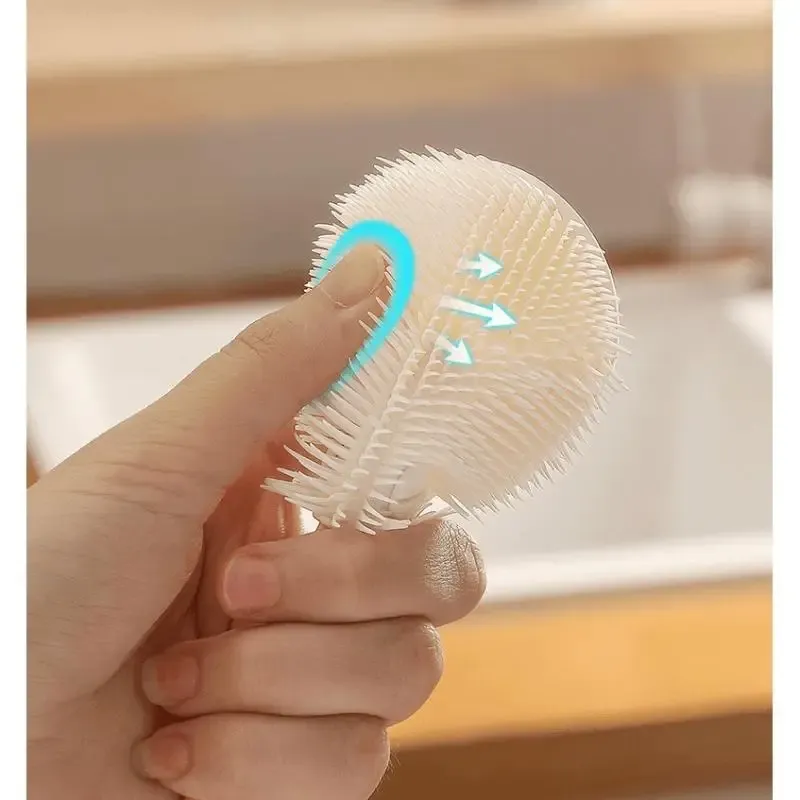 Brosse de nettoyage en silicone en situation d'utilisation