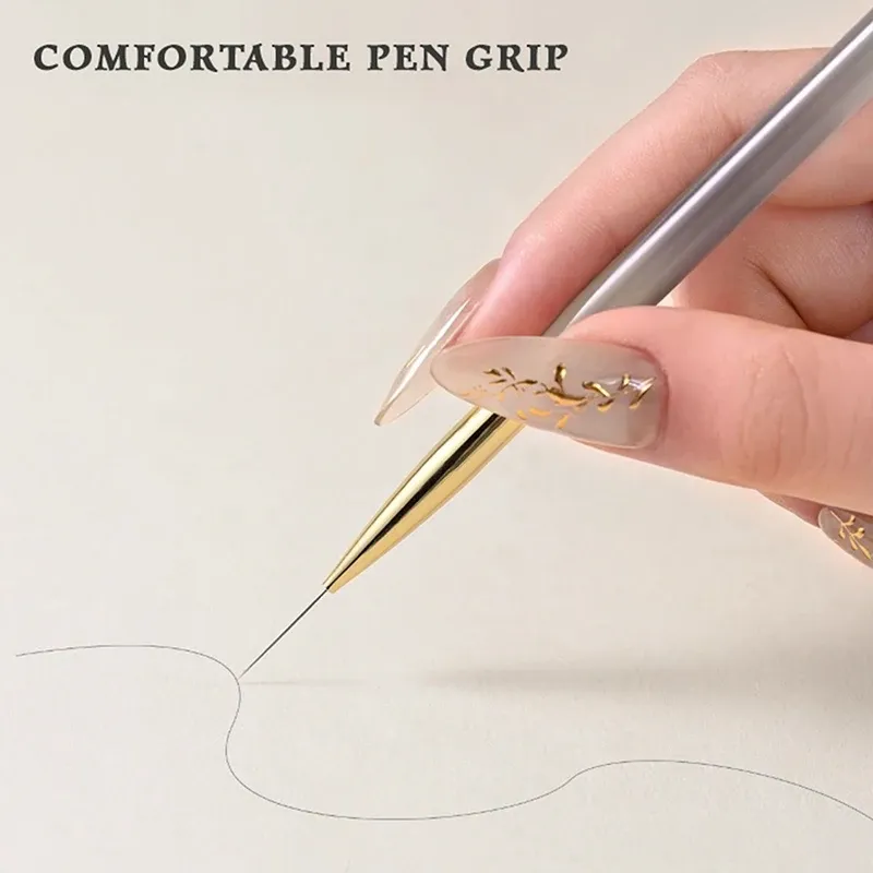 Pinceaux fins pour nail art, en situation