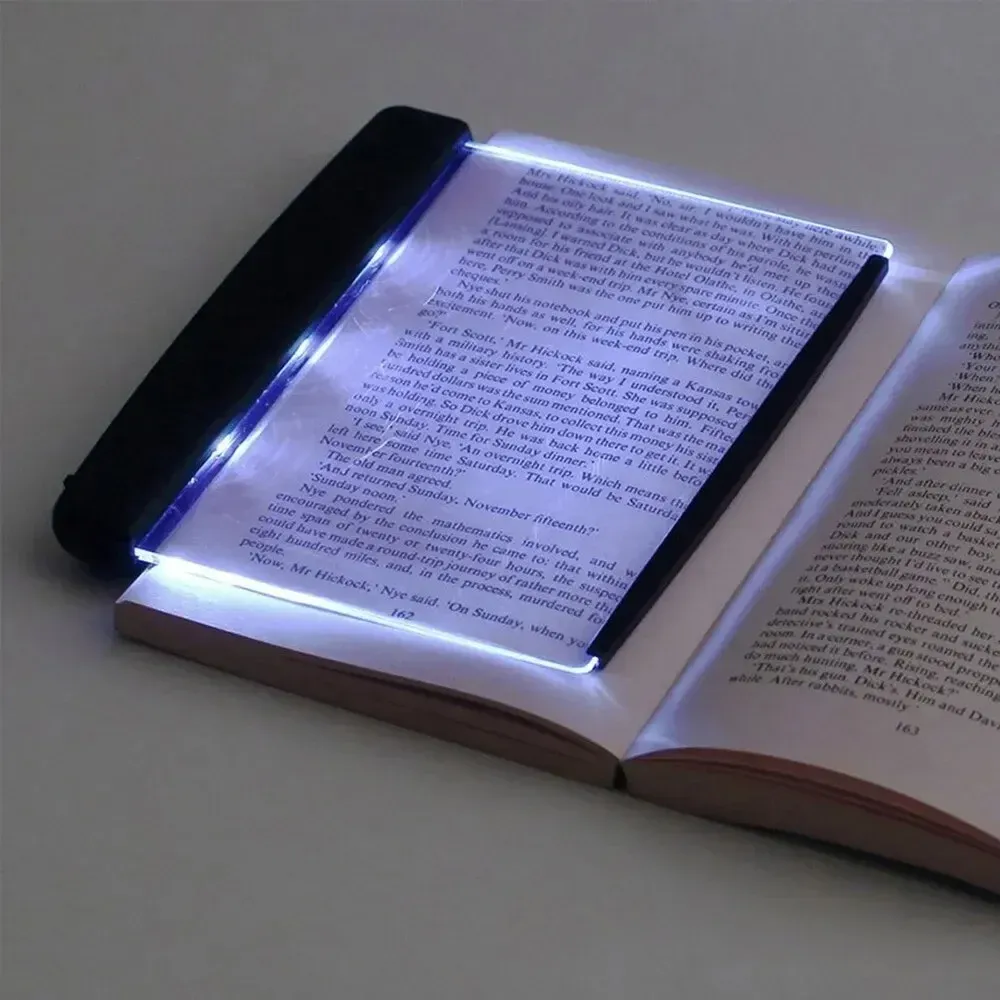 Lampe de lecture LED éclairant une page de livre