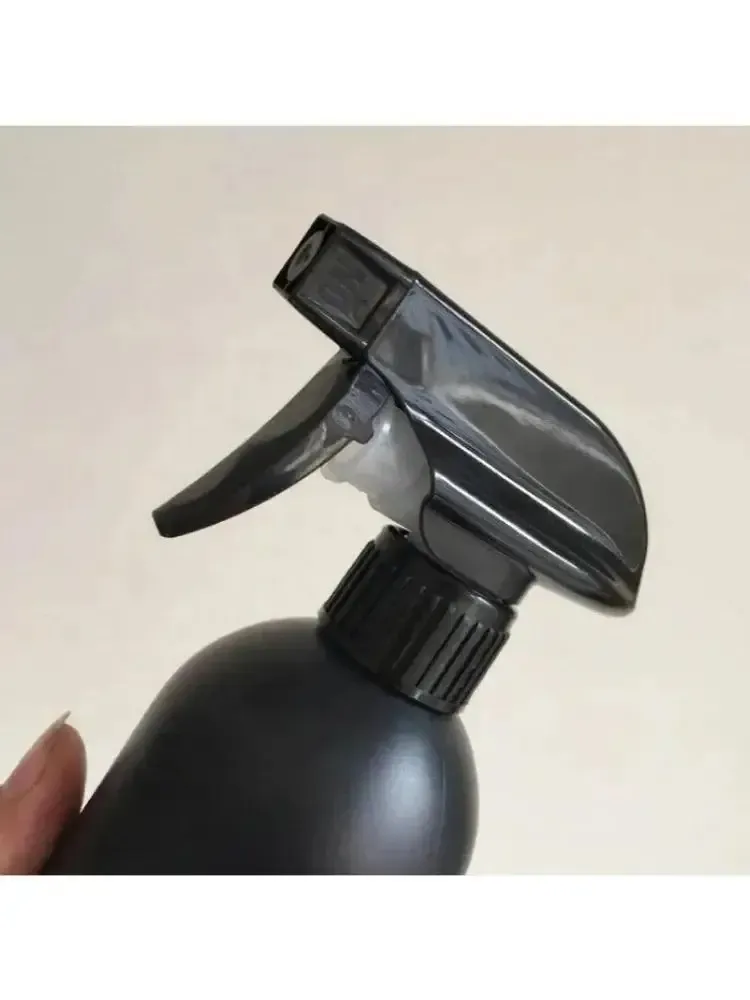 Flacon pulvérisateur pour le soin des plantes