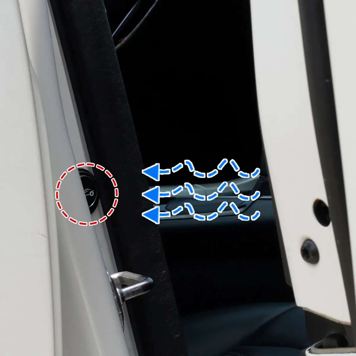 Gros plan sur les coussinets silicone installés sur une portière