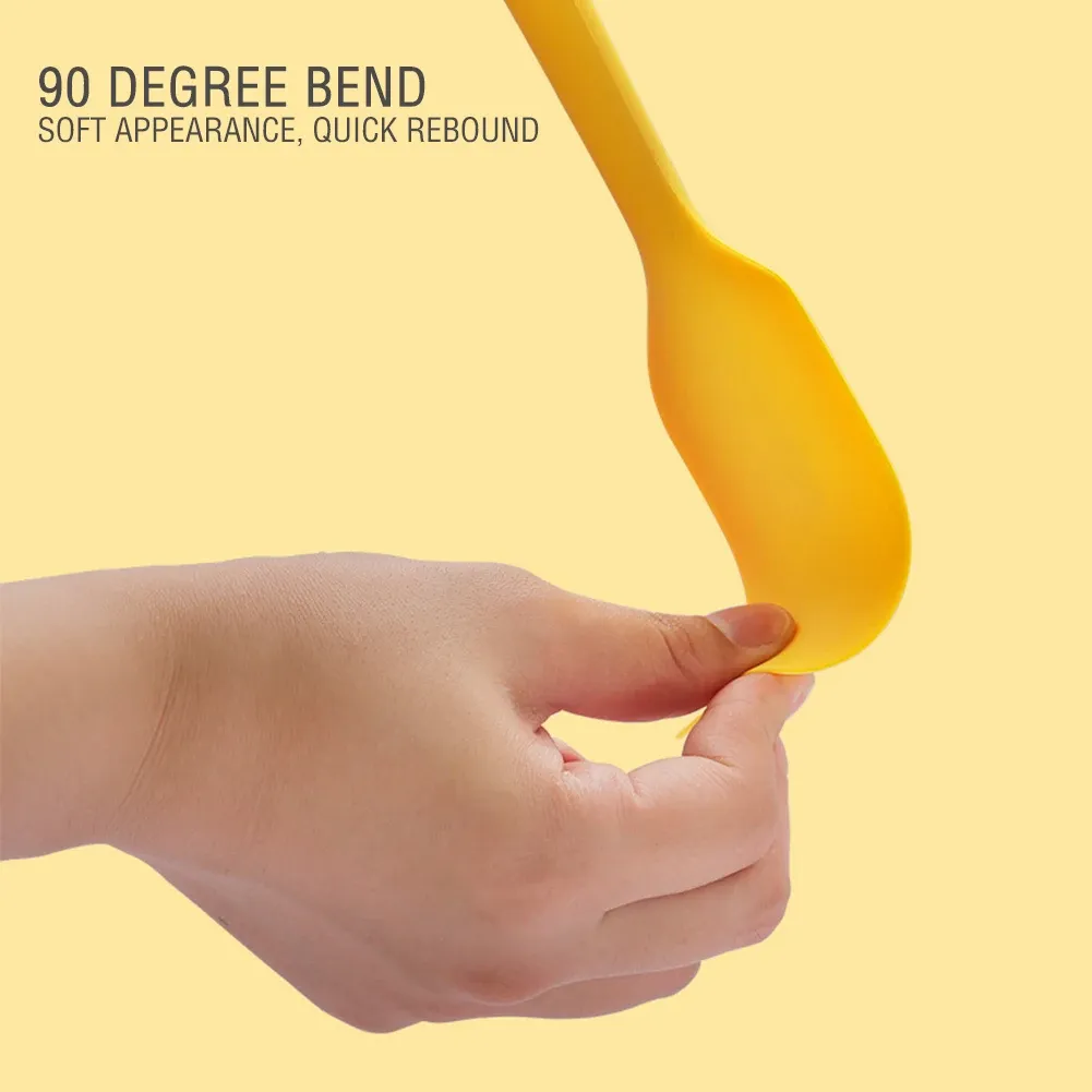 Spatule en silicone, pâtisserie en préparation