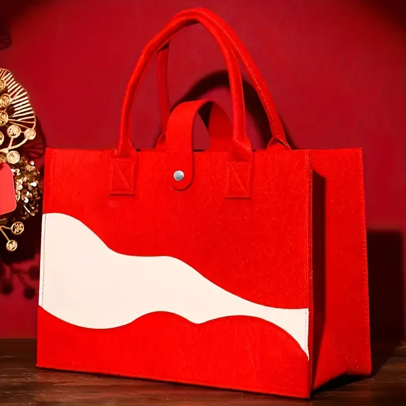Sac fourre-tout en toile rayée porté au quotidien