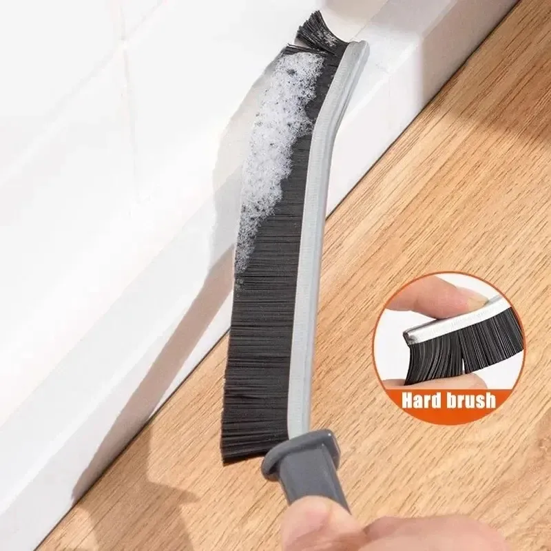 Nettoyage des carreaux avec la brosse