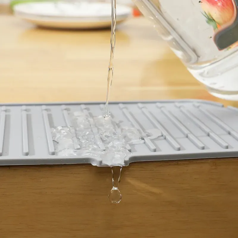 Protection anti-éclaboussures pour évier en silicone, en situation dans la cuisine