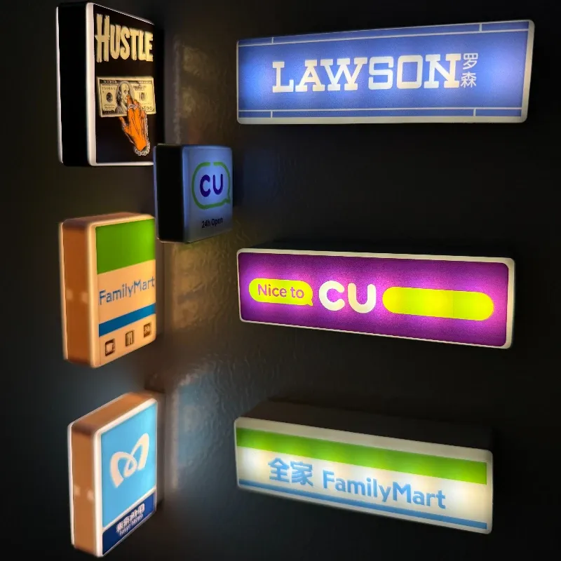 Mini boîte lumineuse LED rechargeable à aimant pour réfrigérateur, style enseigne de konbini Lawson FamilyMart CU et signalétique du métro de Tokyo, décoration d'intérieur, idée cadeau - Image 1
