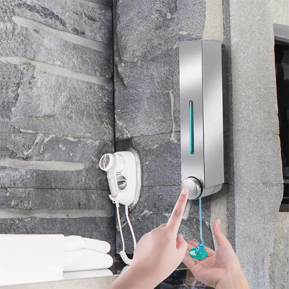 Distributeur de savon mural installé dans une salle de bain