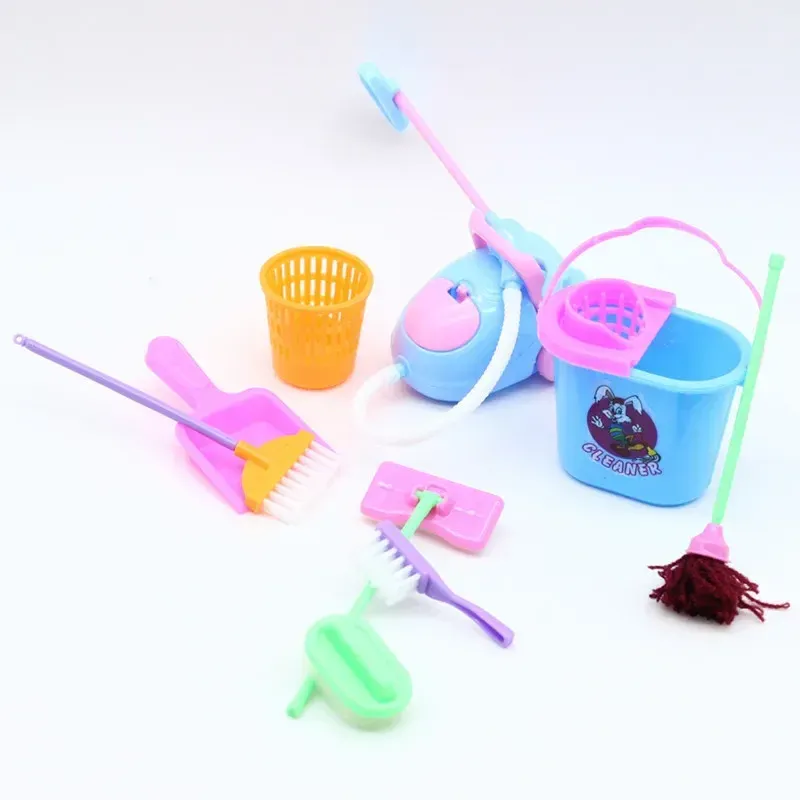 Accessoires de maison de poupée en situation