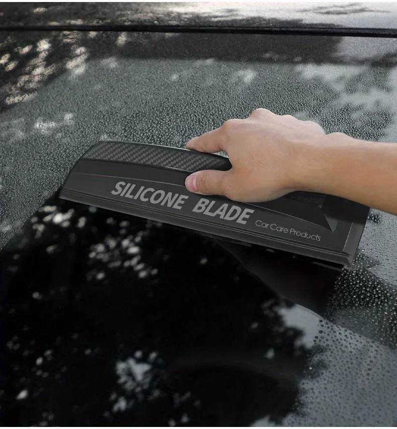 Raclette en silicone en situation d'utilisation sur véhicule