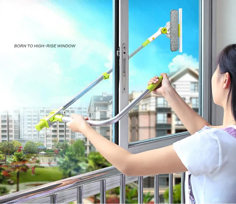 Brosse télescopique en utilisation
