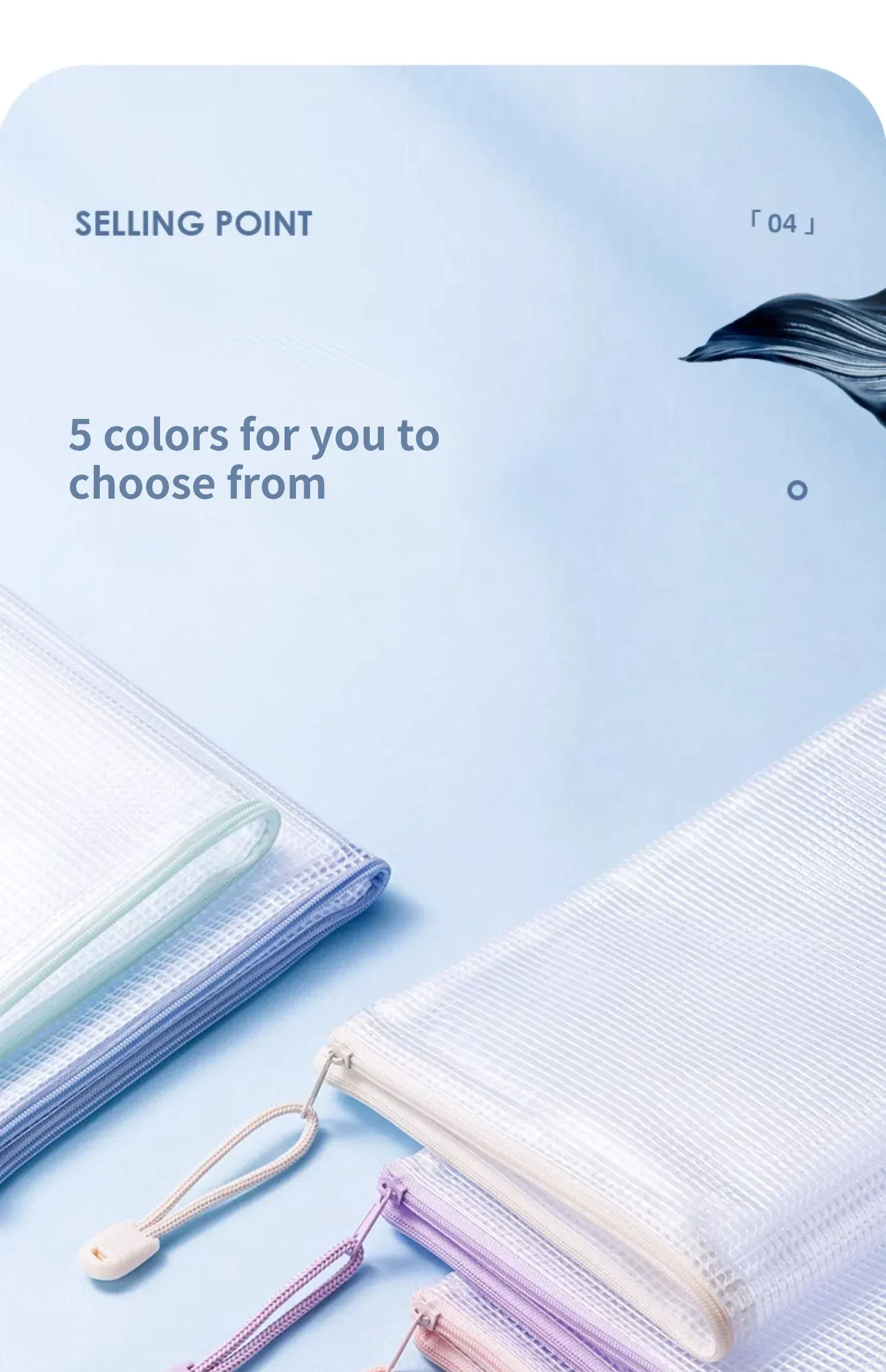 Pochette transparente posée sur un bureau avec des fournitures