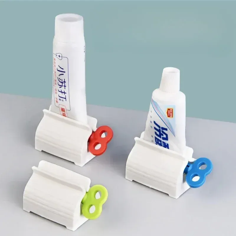 Distributeur multifonction pour salle de bain