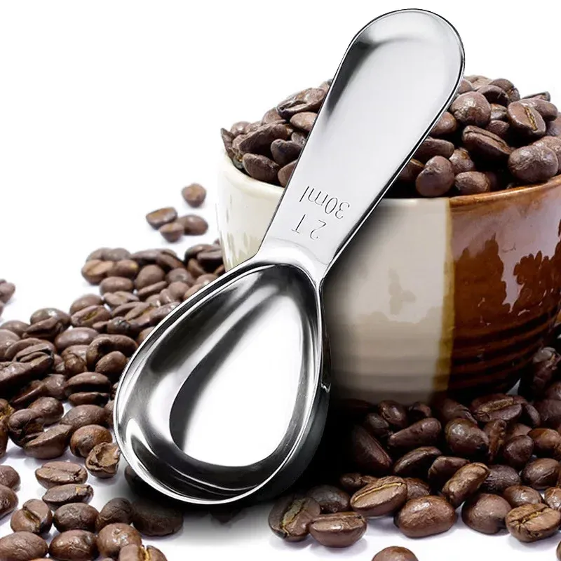 Cuillère doseuse à café en utilisation