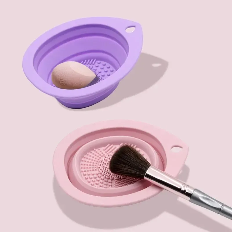 Nettoyage de pinceaux de maquillage sur le bol en silicone