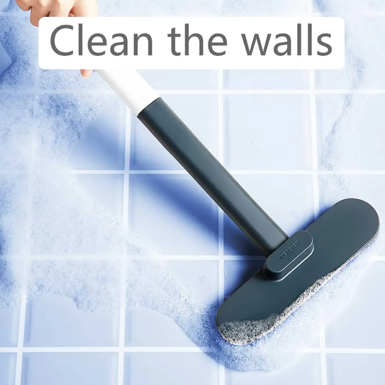 Nettoyage de canapé avec la brosse multifonctionnelle