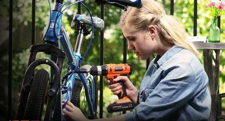 Accessoire flexible pour perceuse