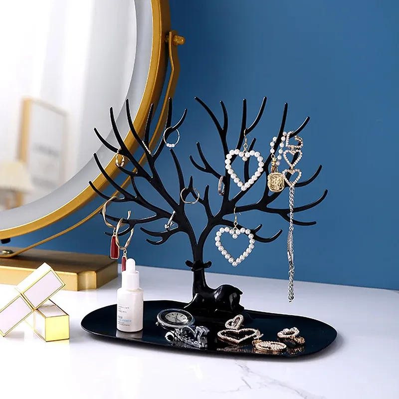 Détail du présentoir à bijoux avec colliers et bracelets