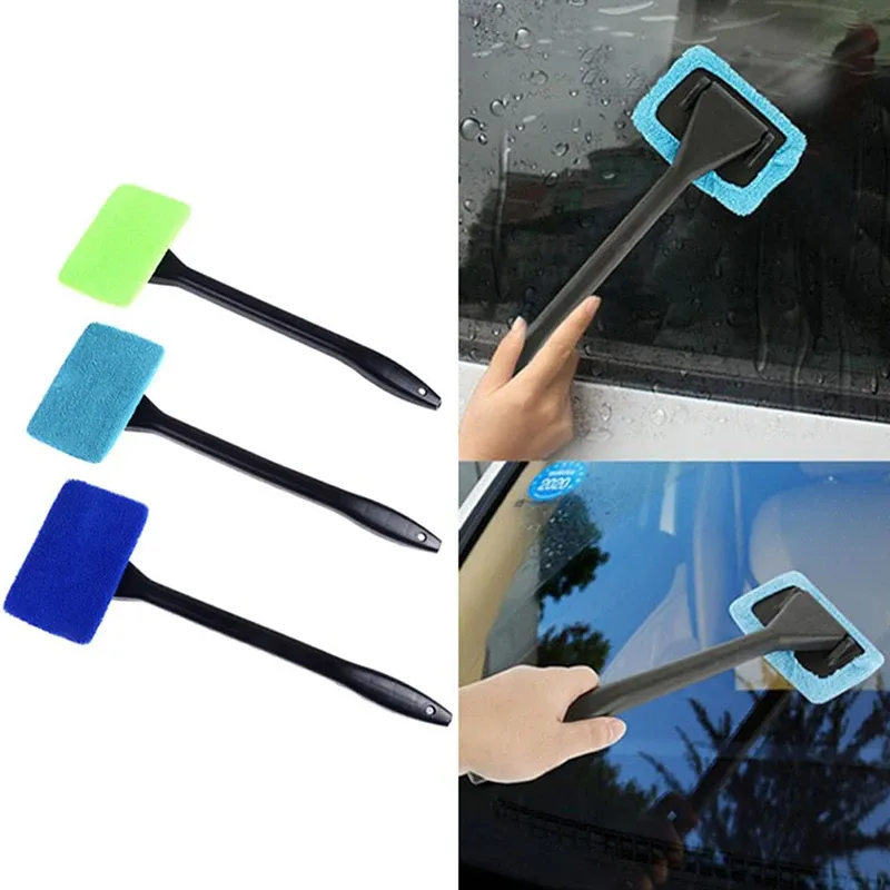 Nettoyeur de vitres de voiture à long manche en situation